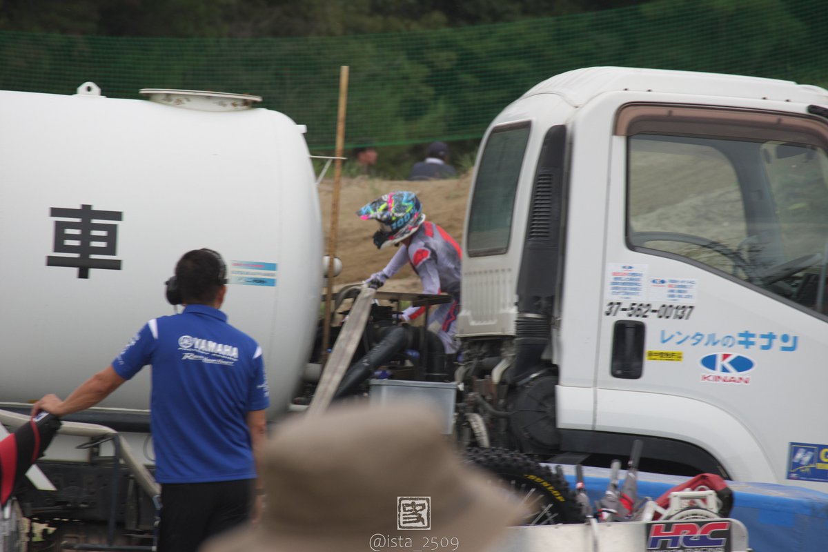 ista_2509's tweet photo. #全日本モトクロス #JMX #名阪スポーツランド
#PENTAX #pentax_kf #SILKYPIX
ヤマハガチ勢なのでこんな隙間のジェイ・ウィルソンも捉えられる(ただしピントは合っていない) https://t.co/tCpl549pAe