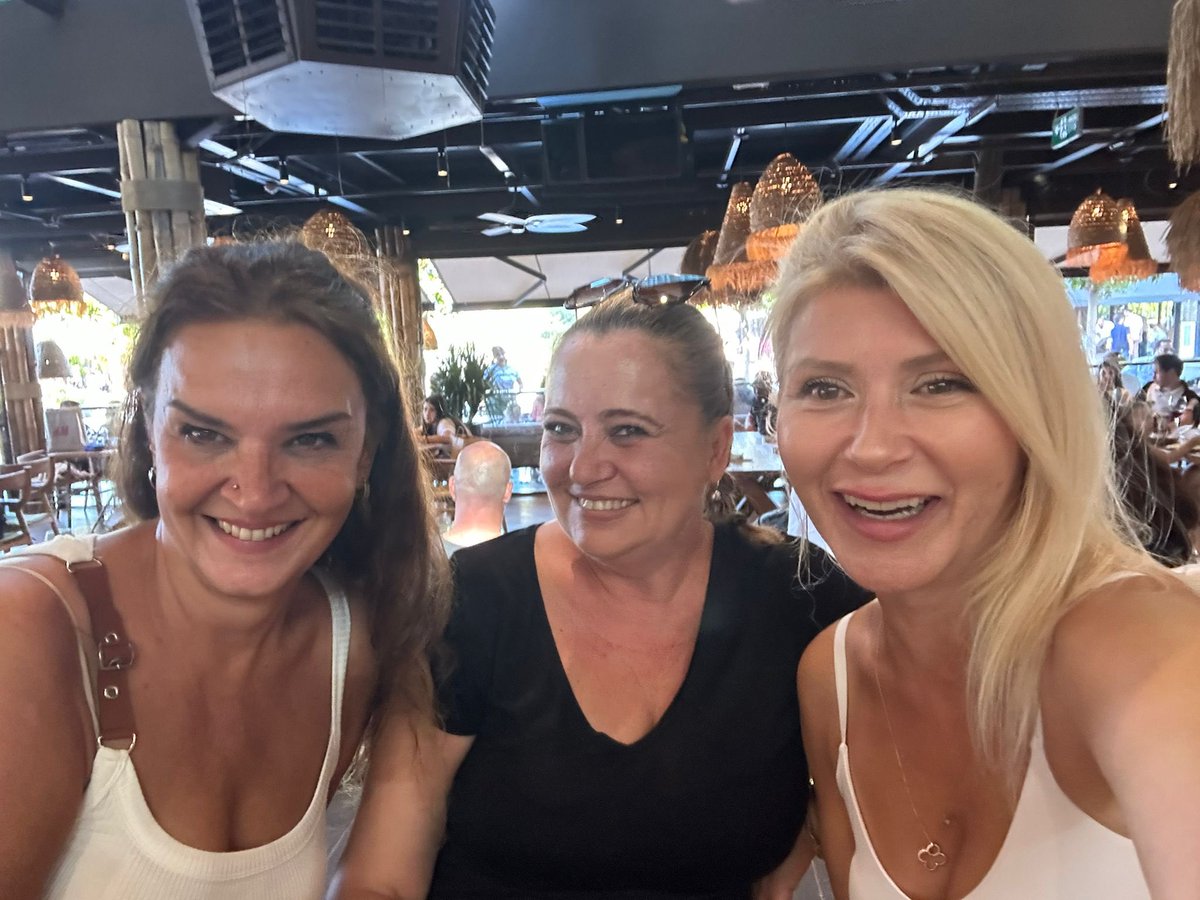 Biri sürekli konuşur biri sürekli içer biri sürekli dinler 🤣🤣🤣