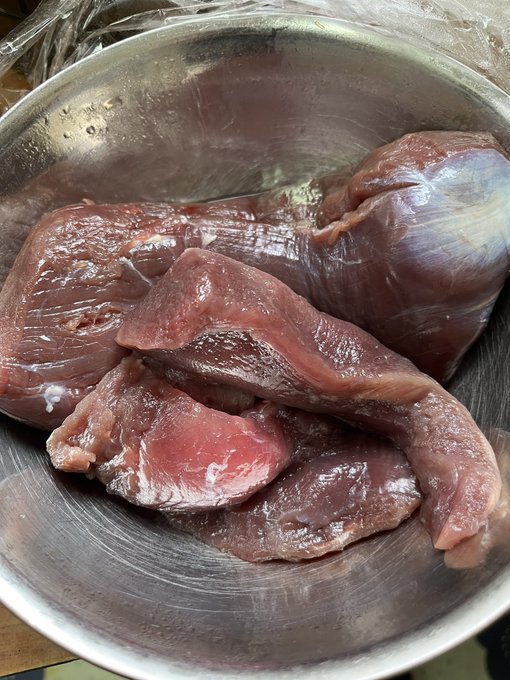 今日は後輩くんが持ってきた鹿と猪でジビエパーリィー!!!!
友人宅で午前中から買い出しと仕込みに奔走したよー
ぼたん鍋
猪トンカツ
鹿シチュー
鹿肉アヒージョ
鹿のローストビーフ風
炙りレバ刺し

鹿肉担当で午前中から仕込んだシチューが高評価で鹿肉ローストもよく感じでした!(写真はない) 