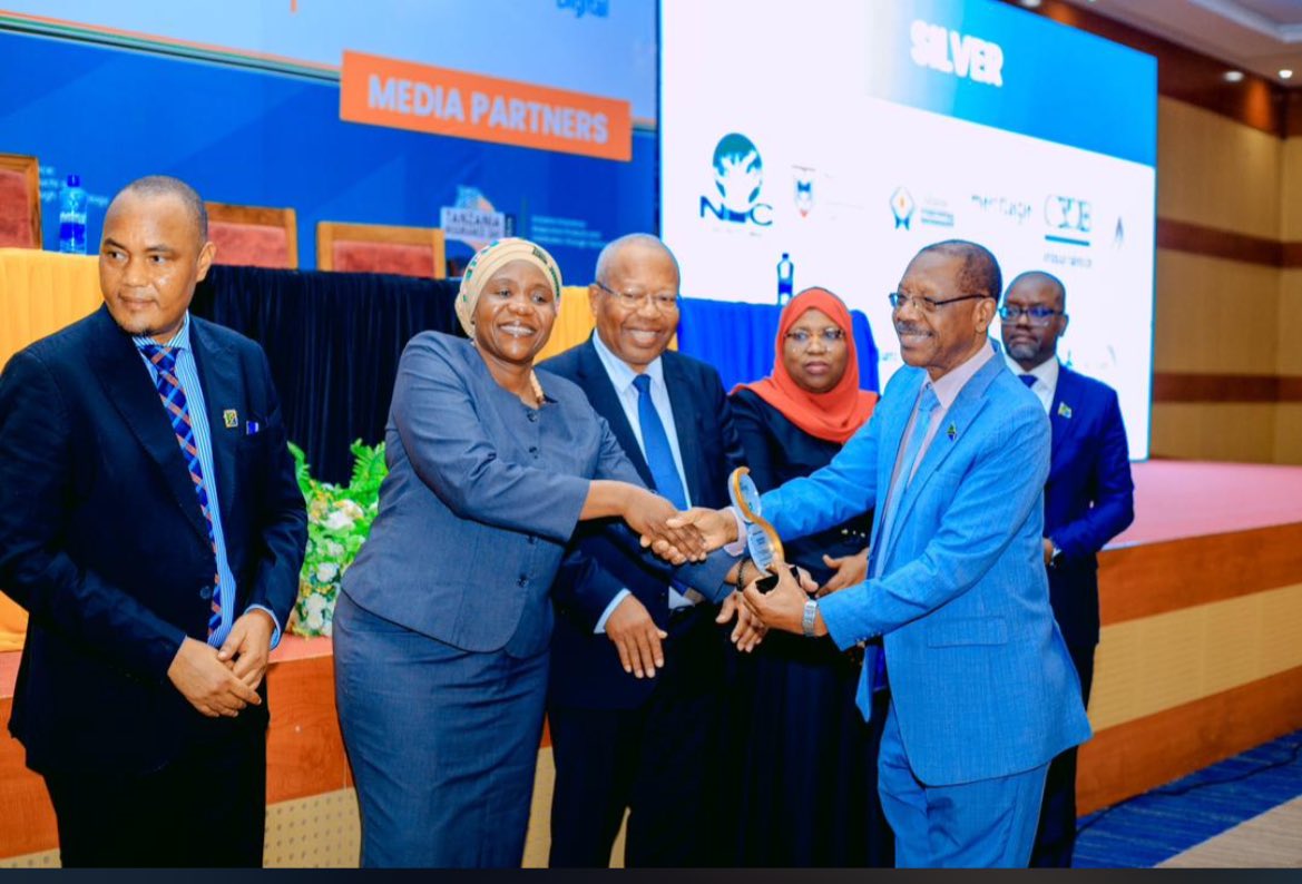 BumacoInsurance's tweet photo. Waziri wa Maendeleo na Jamiii, Jinsia na Wanawake na Wenye mahitaji maalumu, Mhe. Dr. Dorothy Gwajima akimkabidhi Tuzo Ya Udhamini na Ushiriki Mwenyekiti wa Bodi Bumaco Insurance Bw. Happiness Nkya. #insurancetz #insuranceday https://t.co/qaHicN9K4U