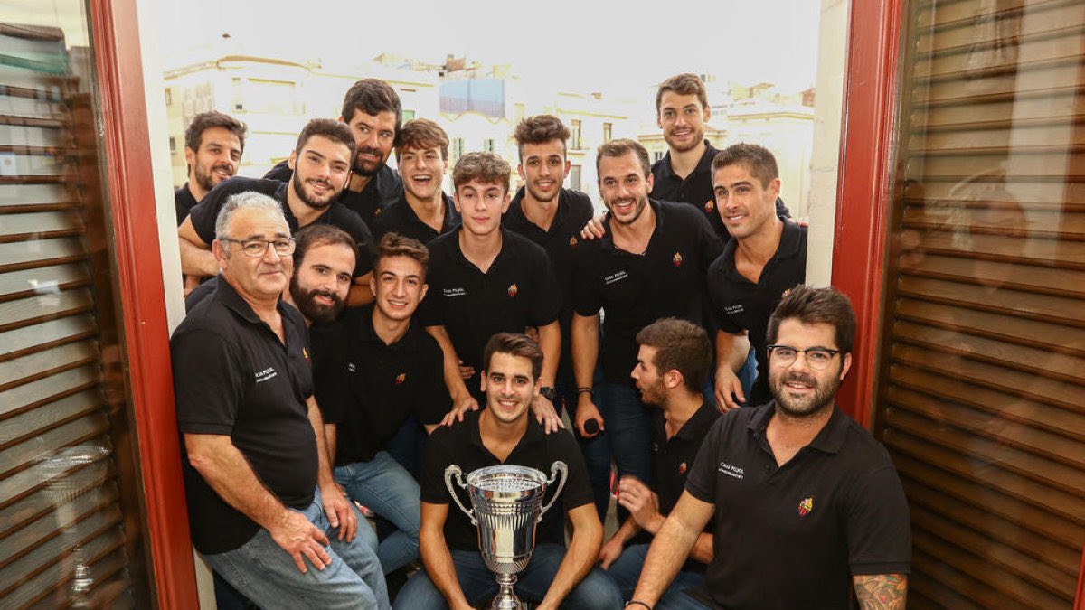 ReusDeportiu's tweet photo. 𝐎𝐧 𝐭𝐡𝐢𝐬 𝐝𝐚𝐲 🏆🔙 15/09/2019

🐦‍🔥 Avui fa cinc anys, el Reus Deportiu guanyava la Supercopa d’Espanya després de 13 anys en imposar-se al Barça (3-2). 

Els gols del conjunt reusenc van ser obra de Marc Julià, Àlex Rodríguez i Romà Bancells.

#ForçaReus https://t.co/hyXcqjVUvP