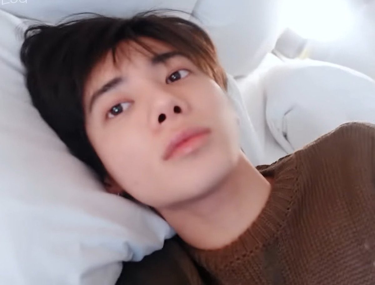 i am a strong person but taehyun bed selfies.