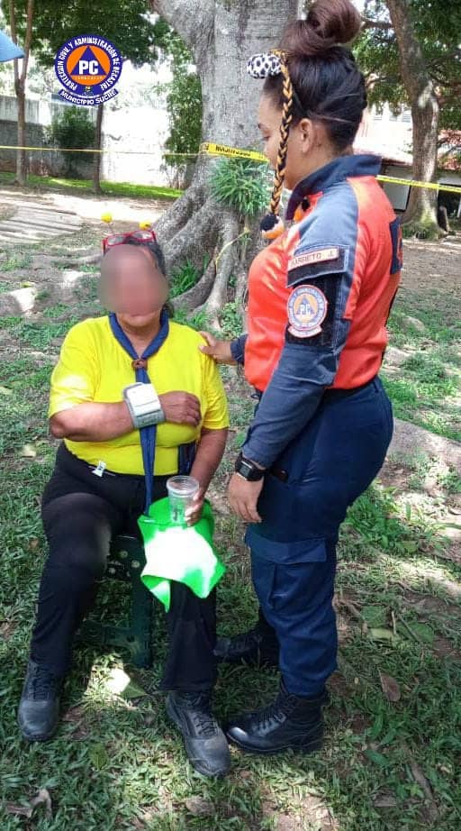 Protección Civil Municipio Sucre realiza atención prehospitalaria en Urb. Santa Cecilia, se trata de femenina de 60 años, quien presenta mareos y céfalea intensa, la comisión procede a evaluar su presión arterial.

*Trabajamos para que otros vivan*