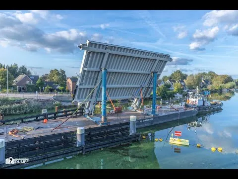 Belangrijke mijlpaal Cruquiusbruggen: Beweegbaar deel brug richting Heemstede aangevoerd en geplaatst dlvr.it/TDGJD9