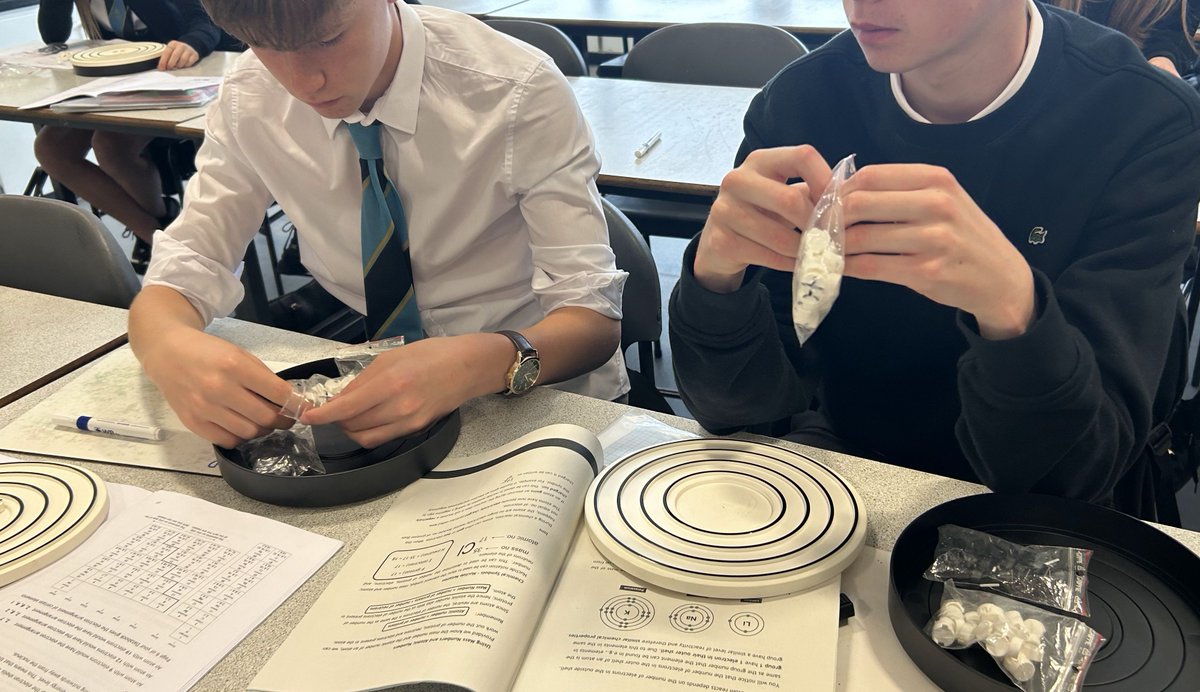 WilliamwoodHS's tweet image. Chemistry S3👩‍🔬👨‍🔬
As part of their atomic structure topic, S3 pupils confidently demonstrate the electron arrangement in elements 1-20. Excellent work S3! #WWHSChem, #UNCRCRight29