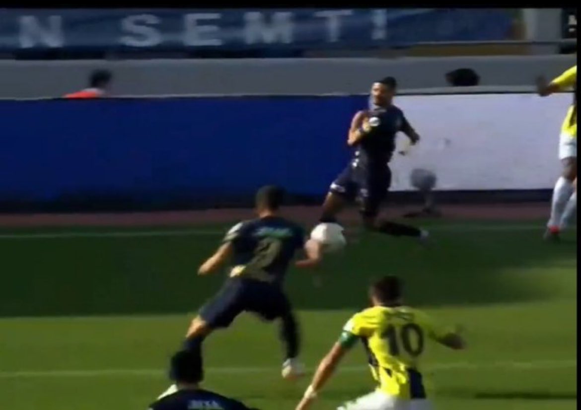 Bu pozisyona penaltı verilmedi
#maximın 
#Penaltı  #KasımpaşaFenerbahçe