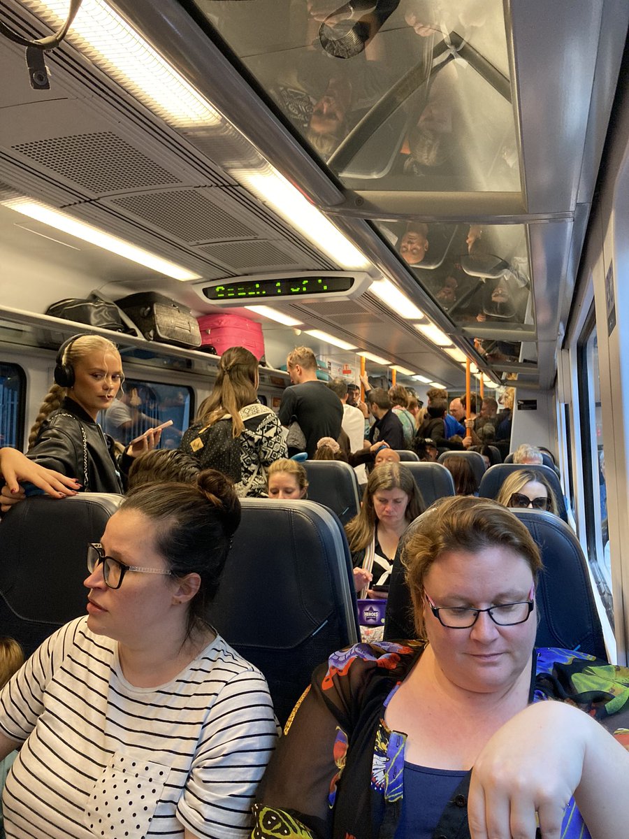jbaileytv's tweet photo. @SW_Help what a terrible service. Barely been standing room! What is the 16:02 to Havant just 4 cars! https://t.co/tCOKBmAiXa