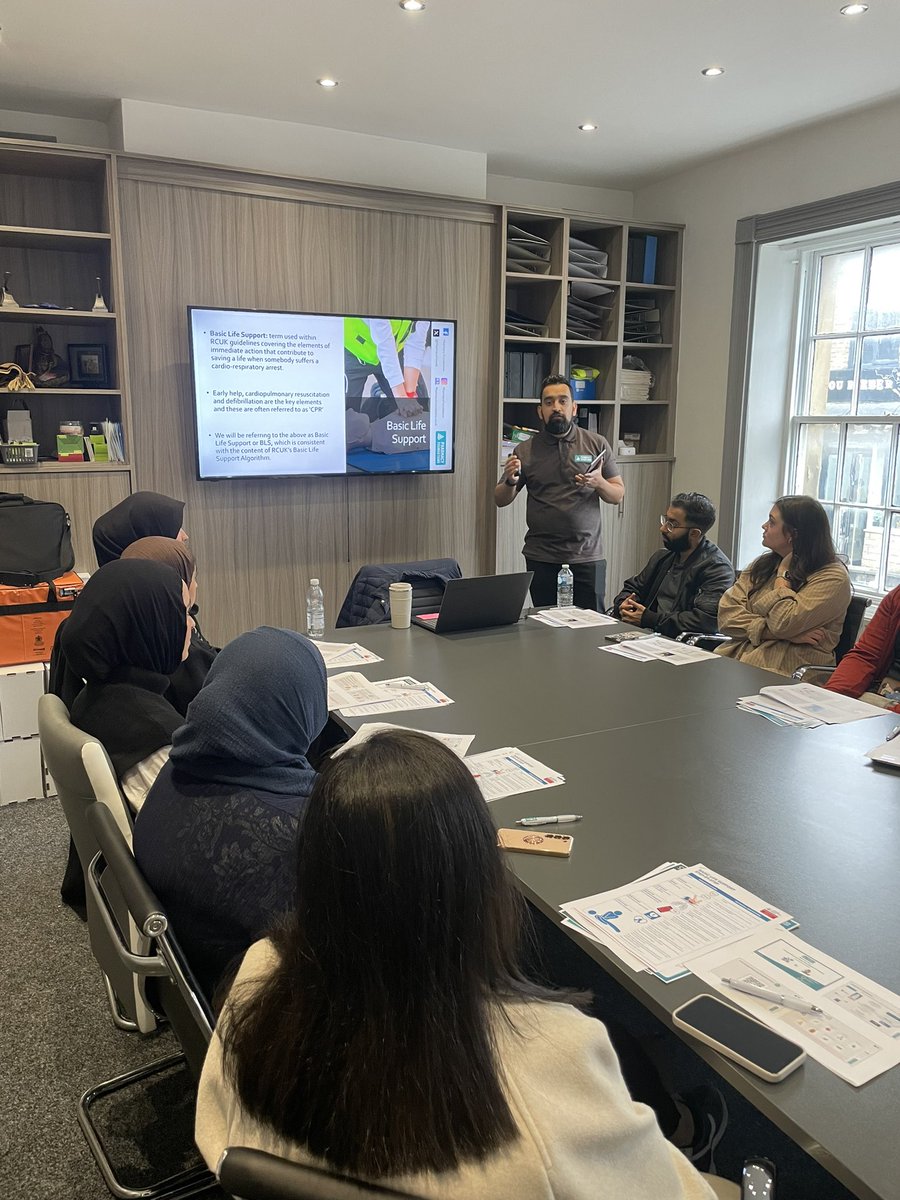 An engaging session on Vaccinations &amp; Basic Life Support delivered for Medicare Chemists today ✅

Next session takes place 28th Sept (Leeds)

Booking deadline 22nd Sept (NEXT SUNDAY!)

PharmacyFoundations.co.uk/courses

P.S. what do you think of Medicare’s epic retro medicines display?