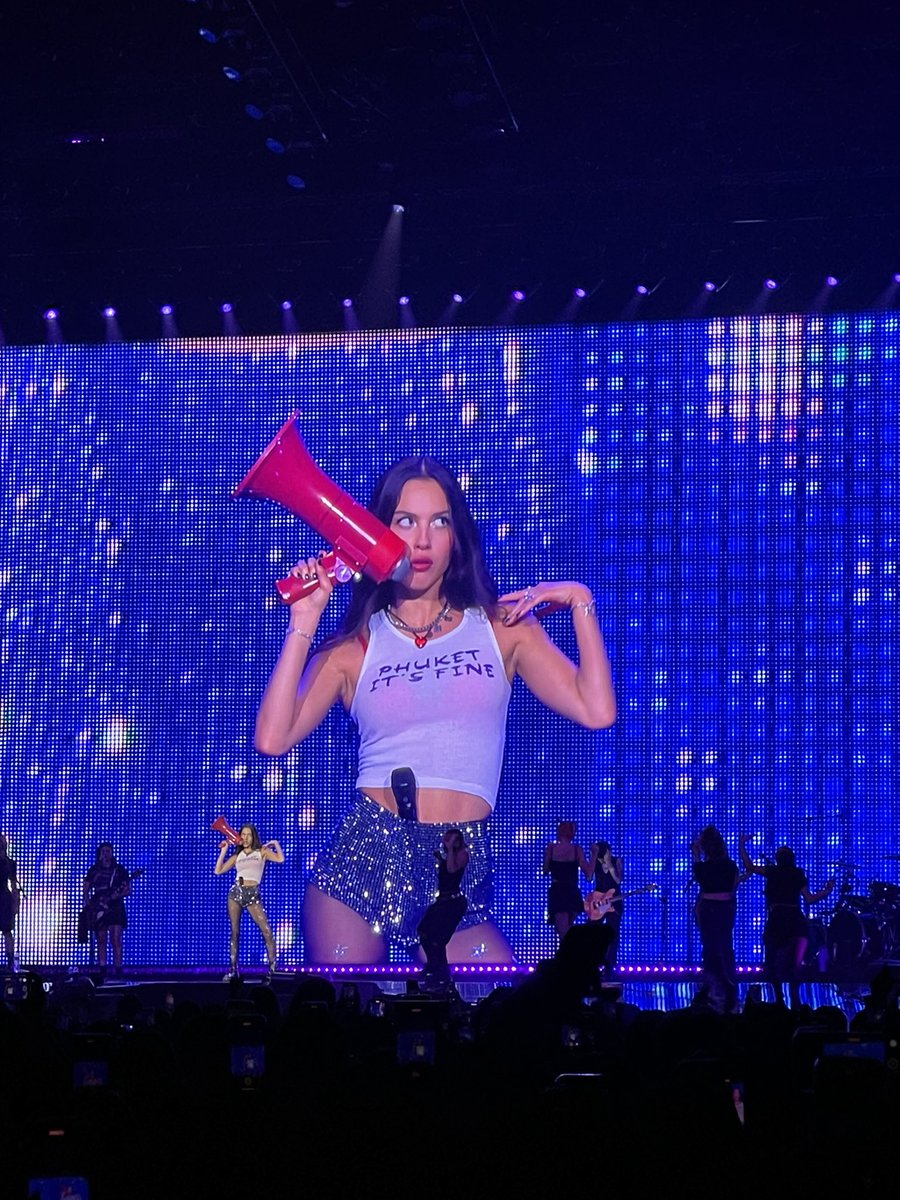 คอน #OliviaRodrigo Bangkokใครได้บัตรหลังๆ ฝั่งหันหน้าเข้าเวที ฉันว่าคุ้มมาก โอลิเวีย เซอไพร์สขึ้นด้านหลัง คุ้มมาก สวยตาแตก