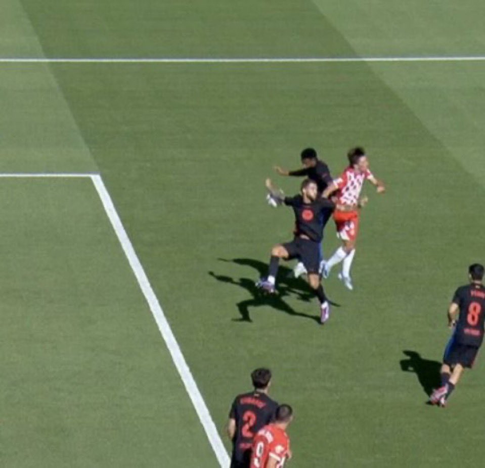 La mano de Iñigo Martínez que anuló el árbitro en el Girona-Barcelona.