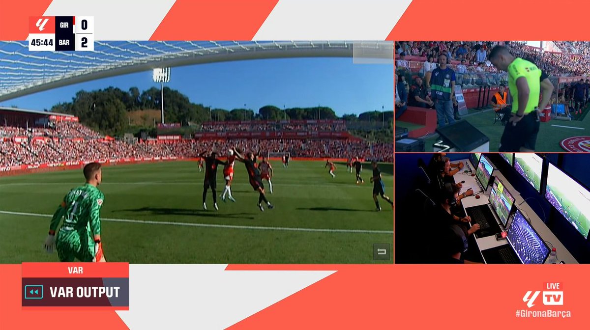 ArchivoVAR's tweet photo. 🖥️💥 El VAR pierde la cabeza en el Girona - Barcelona.

👉🏻 Balde, de forma involuntaria, remata contra su portería para, tras ello, golpear el balón en el brazo abierto de Iñigo Martínez.

❌ ES PENALTI.

▪️ Al no tratarse de un despeje voluntario, la mano supone infracción. https://t.co/wC7zOgu5Jf