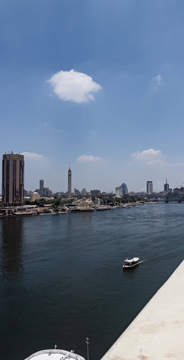 قلتي الوعد في مصر قلت الوعد في مصر
انا معك دون ليه وكيف ولا لـ وين

مالك شبه بالاوادم ، لو ابحصر حصر
اما قصيد او ورود أشباهك الاربعين

يالقاهره من غلاها جيت مالي بصر
برجع النور لعيونن خذاها الحنين

تقول اخر لقا كان بمدينه نصر
وانا انتظرك بحرارة شوق في عابدين