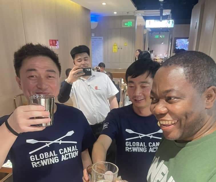 Forum Chine-Afrique 
Beijing-RIEN N'EST COULÉ DANS LE BÉTON!
À la porte d'entrée de l'imprimerie, il est marqué : heures de travail de 9h30 à 20h00. Les chinois vont volontairement se soumettre à mon rythme de travail 7h00-24h00.Connectez aux autres de la bonne façon: Be yourself