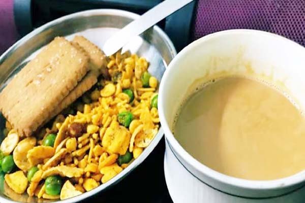 hindsamachar3's tweet image. چائے کے ساتھ کھاتے ہیں نمکین تو ہو جائیں ہوشیار ، صحت کو ہو سکتا ہے نقصان
ہمارے ملک میں چائے کا مزہ اکثر نمکین اور بسکٹ کے ساتھ لیا جاتا ہے۔
#AvoiddrinkingchaiwithNamkeen #DigestiveHealth #FoodCombinations #DietTips #HealthRisks