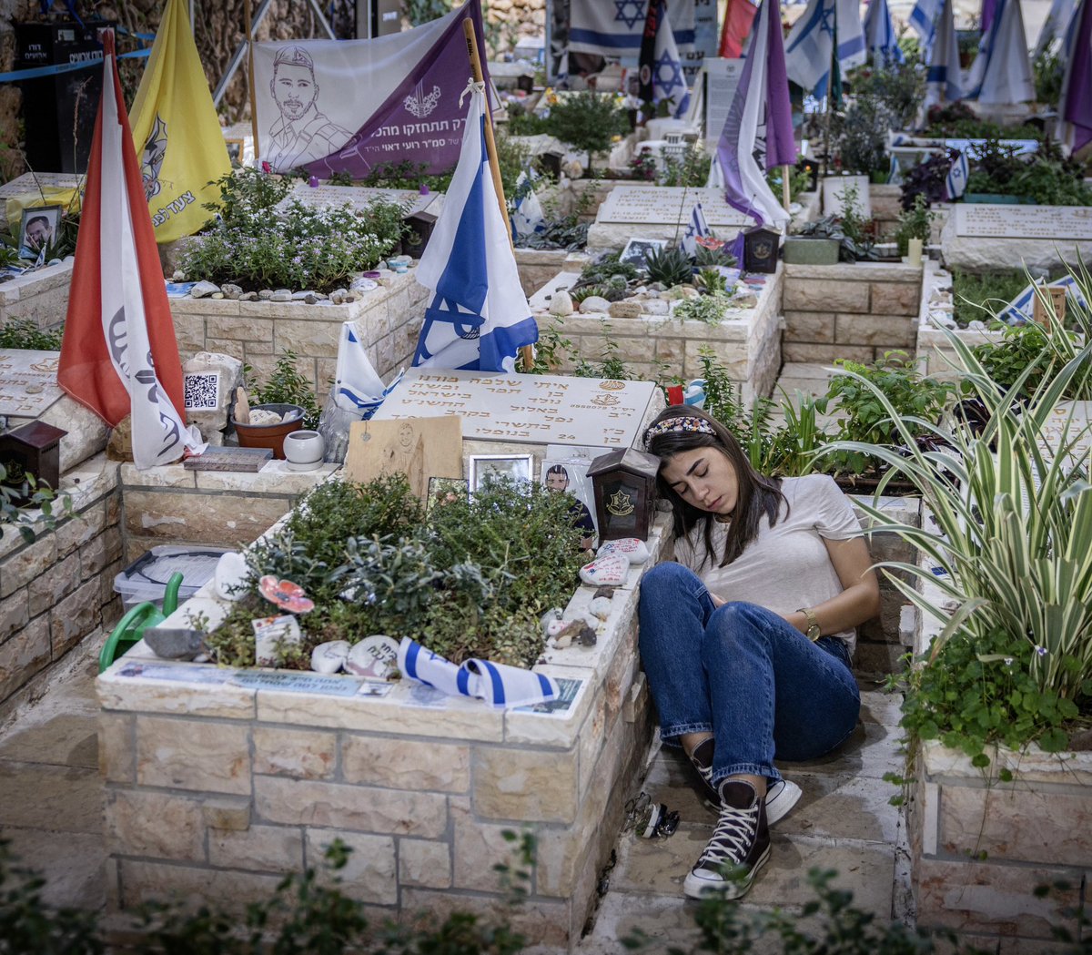 JeremBenhaim's tweet photo. Cette photo est vraiment déchirante…

Le soldat Itay Moreno a été assassiné par le Hamas quelques jours après le 7 octobre, alors qu’il défendait la plage de Zikim contre des terroristes.

Il aurait dû fêter aujourd’hui son 25ème anniversaire… 💔

Gal, sa femme, est venue aujourd’hui se recueillir sur sa tombe à l’occasion de son anniversaire, afin de lui rendre un nouvel hommage.

Les conséquences terribles du 7 octobre, c’est aussi cela. Ne l’oublions jamais.

Que la mémoire d’Itay soit une bénédiction. 🕯️