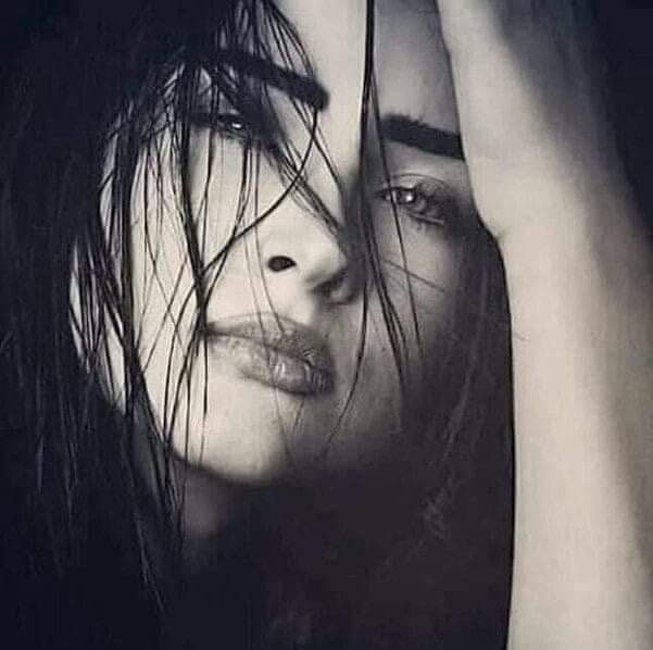 وصفك على وصـف المخاليق يفرق
مــدري حــواك الزيـــن ولا حويته❤️..
.
.
#قروب_الصقور_للدعم 
.