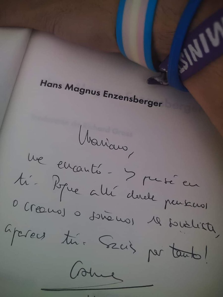 Releyendo el último libro que me regaló mi querida #CarmeChacon. 'Tumulto' de Enzensberger. Esas dedicatorias en los libros que solo sabía poner Carme. Te echo de menos. ♥️