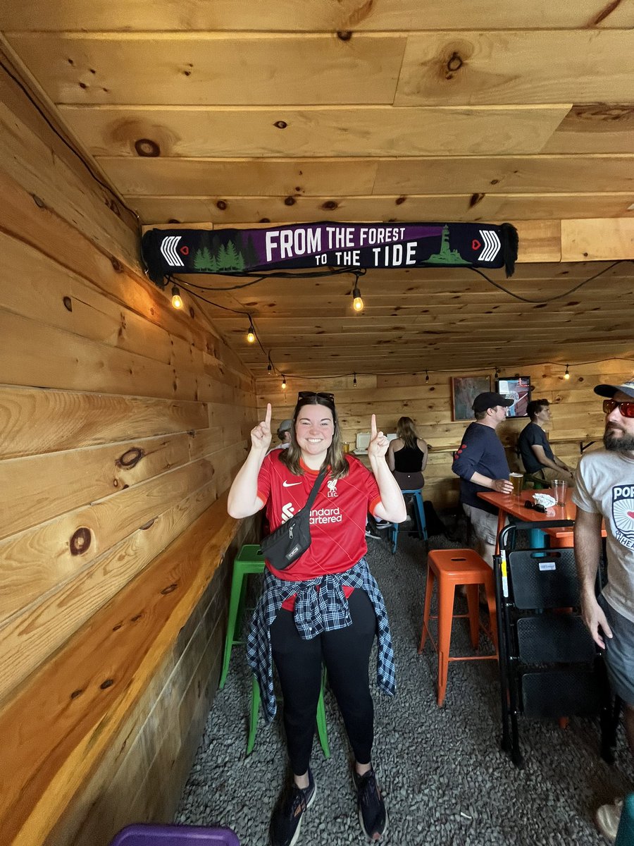 The whole group was so proud to hang up the first DU scarf at the Portland Zoo yesterday. What a moment 🙌🏻💚💙💜

Huge shoutout to member @dana_jo56 for designing this masterpiece! 🎨