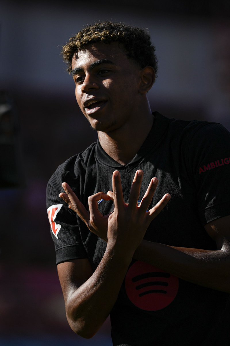 Lamine Yamal es el mejor jugador del mundo hoy. Conquistó Europa con España y está rompiéndola con el Barcelona en este arranque de curso.

Yamal es mucho más que Lionel Messi cuando tenía 17 años de edad.

Tiene pinta de Balón de Oro. 

Punto y pelota. #MentiraNoEs 🐐💣