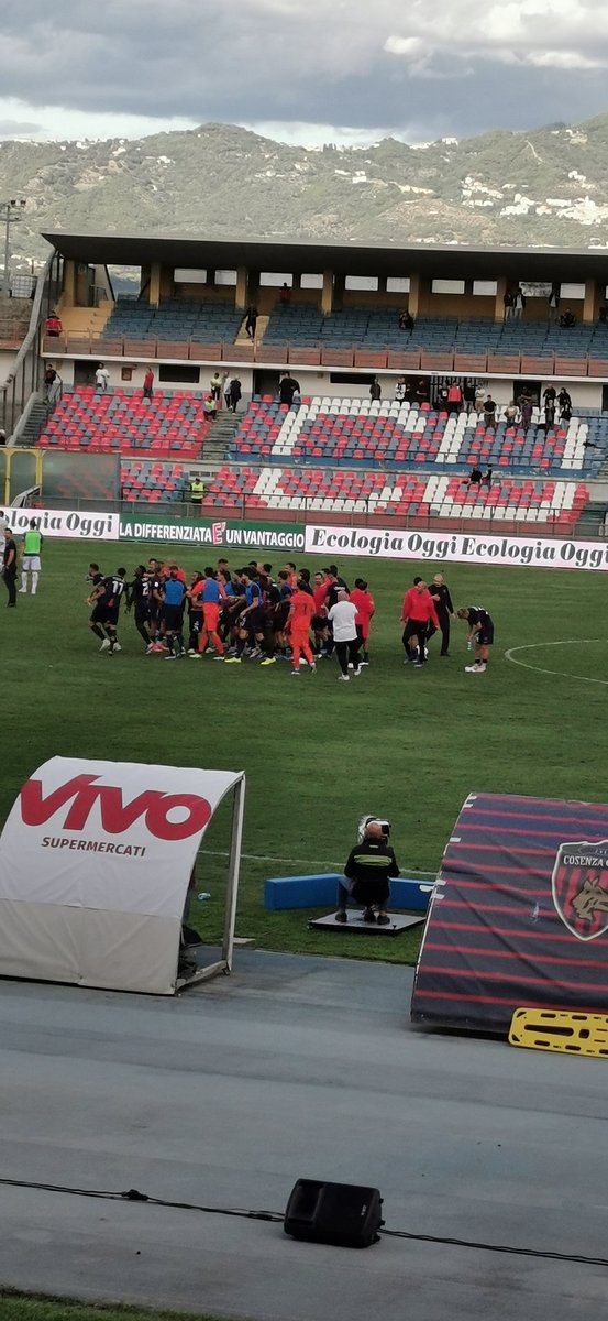 ValeBianco88's tweet photo. Secondo me la Samp per ribaltarla poteva fare entrare Tutino 🤷

#CosSam #ForzaLupi https://t.co/vPUxpNn0S0