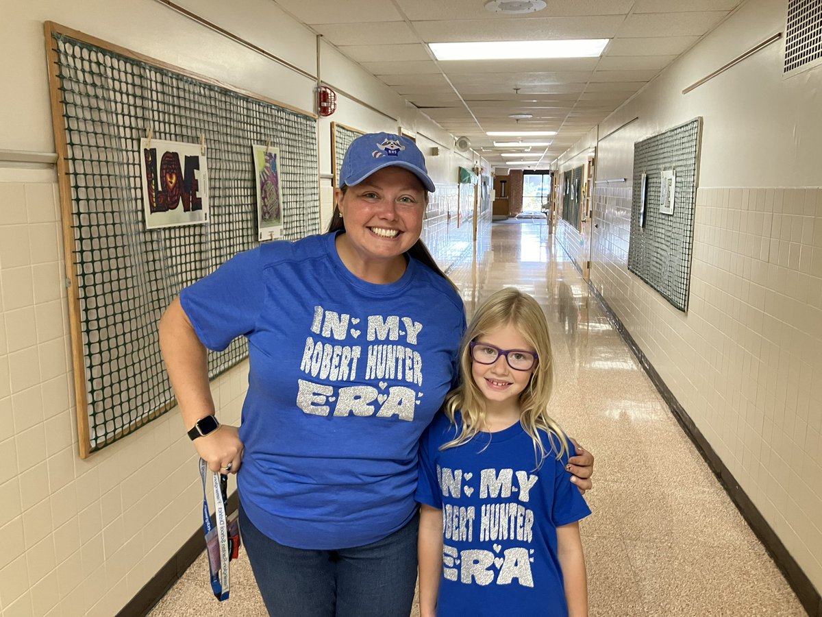 Spirit day twins! 💙 <a href="/RobertHunterES/">Robert Hunter</a> <a href="/FlemRarSchools/">FlemRarSchools</a>