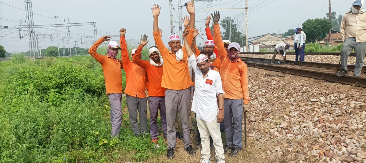 #Justice_For_Trackman #Ldce_Open_To_All आज ट्रैकमैन जवाब मांग रहा है कि ट्रैकमैन को विभागीय CCTC,TC,ASM पदों से क्यों वंचित रखा,क्यों ट्रैकमैन आज भी महादलित है
बदलते समय की यही पुकार
ट्रैकमैन को भी LDCE का अधिकार है
<a href="/AIRTU8/">AIRTU राष्ट्रीय अध्यक्ष नरेंद्र पांचाल</a>