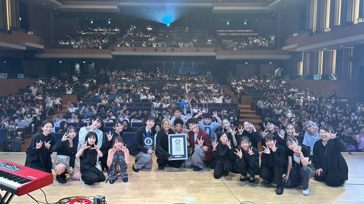 akanetabata's tweet image. 手話ダンスのギネス世界記録™︎達成に関わることができました。運営スタッフとして、本番3日前位から約200件のLINEやメール対応に追われて、本業2つとのマルチタスクの限界点を超えたかなw でも大ホールでみんなで踊ったあの景色は圧巻。感動をありがとうございました🤟