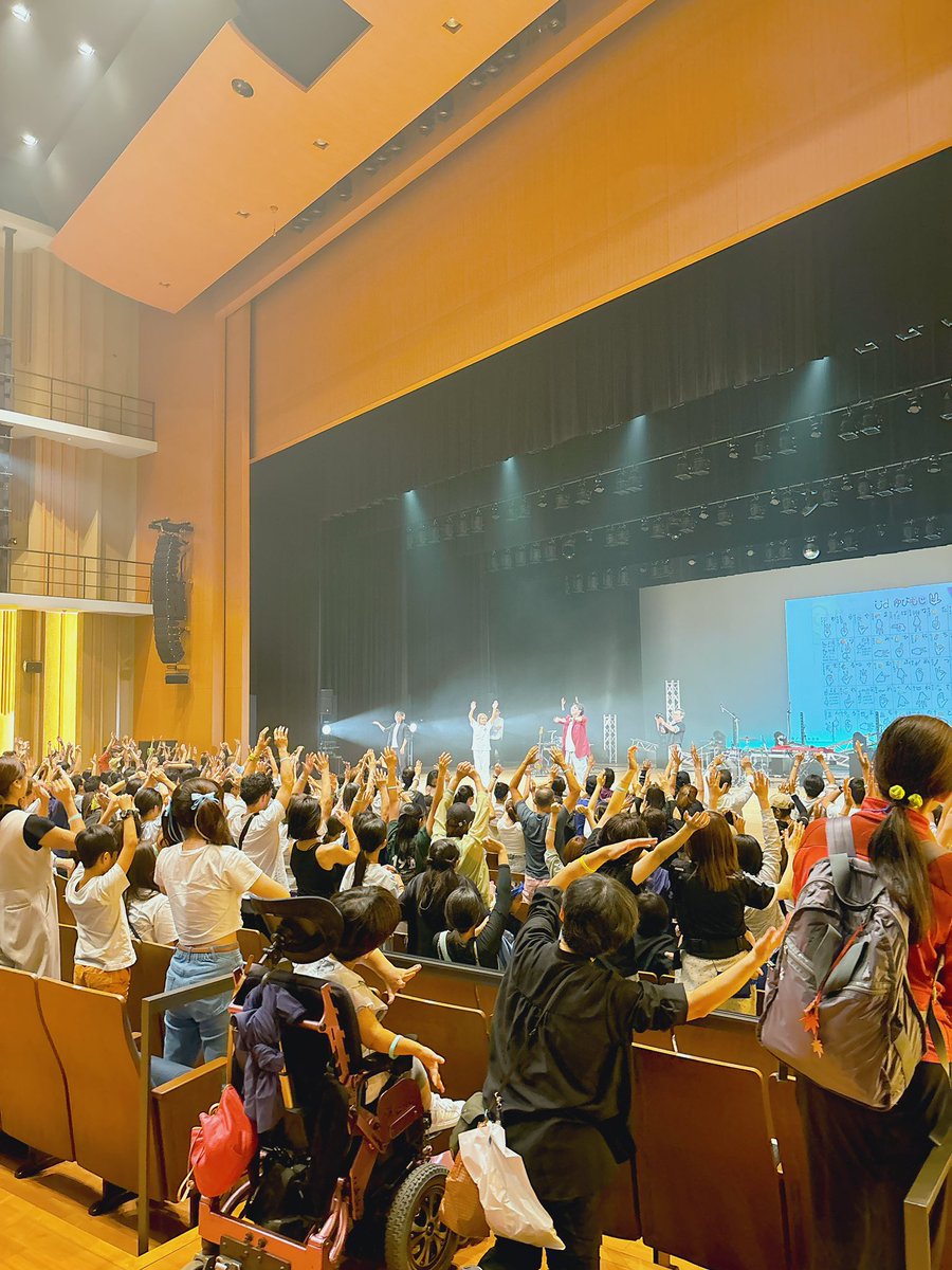 akanetabata's tweet image. 手話ダンスのギネス世界記録™︎達成に関わることができました。運営スタッフとして、本番3日前位から約200件のLINEやメール対応に追われて、本業2つとのマルチタスクの限界点を超えたかなw でも大ホールでみんなで踊ったあの景色は圧巻。感動をありがとうございました🤟