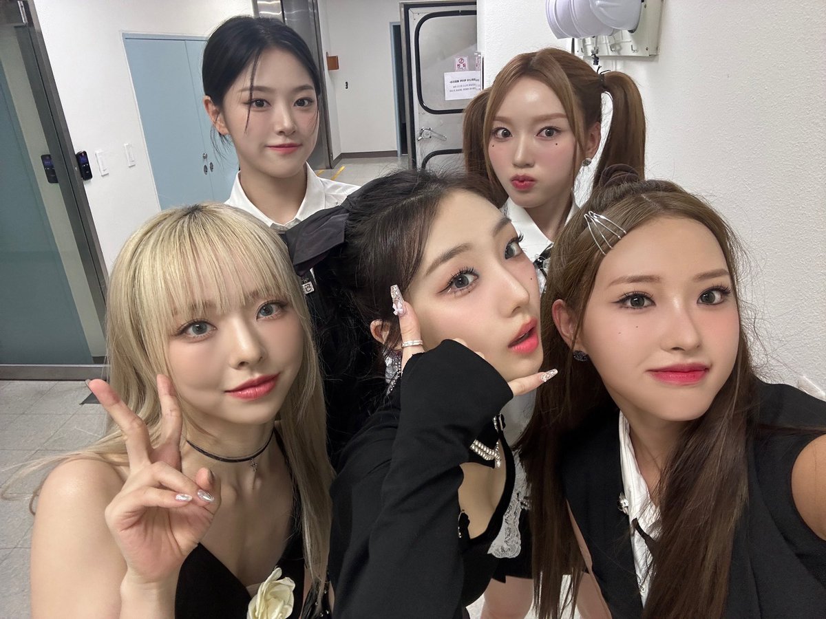 Immersing ourselves in yet another captivating black and white outfits, wrapped in celestial elegance. As we became the stars of Simply K-Pop again, stay tuned for more of our dazzling charms. Talk to you later, C.Loos! 📞
ㅤ 
🔗 youtu.be/EvtGmuAn5no?si…
ㅤ