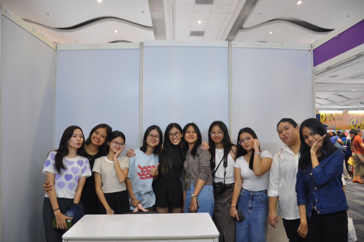 arrowheadswp's tweet photo. thank you everyone 😭🥹 kahit na unofficial event, thank you for stopping by sa MIBF, for saying hi, for all the gifts 💘 my heart is so full! https://t.co/HV9b6ErK8R