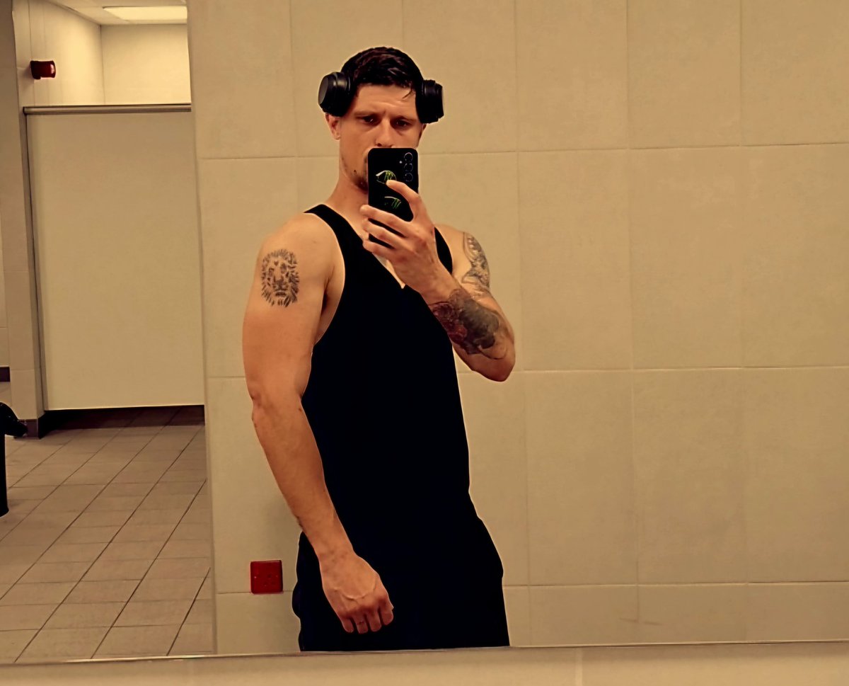 AronMorris91's tweet photo. #gymrat #gymlife #SelfImprovement #SelfieCam https://t.co/hv3lbb6RQE