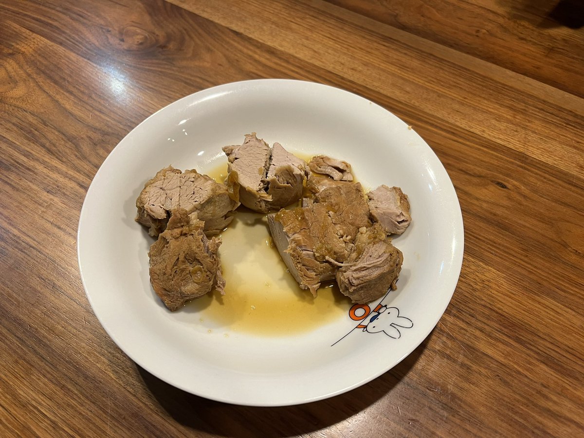 rivertrd's tweet photo. 豚ヒレ肉でチャーシューの試作を作ったった。
味付けは醤油、酒、ネギ、生姜だけ
圧力鍋で煮たら柔らかくてうまく切れなかったが味は最高だった。
圧力鍋すげー https://t.co/0SMcrEkOEZ