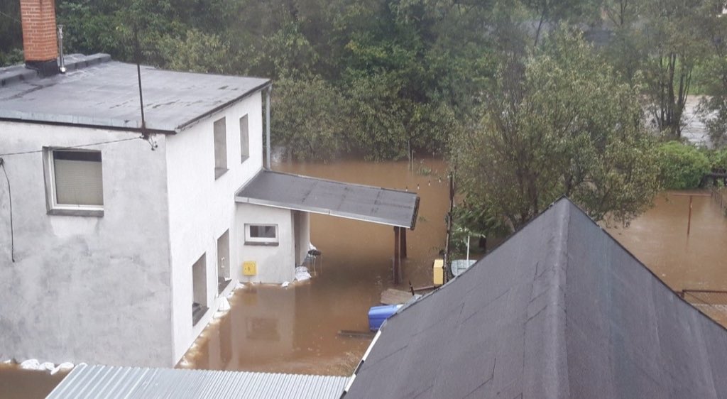 lukeysquad's tweet image. siedzę na wakacjach a tak właśnie wygląda mój dom, woda w środku o 15 była do kostek, jestem przerażona, dobrze że moja rodzina się ewakuowała bo wody dalej przybiera