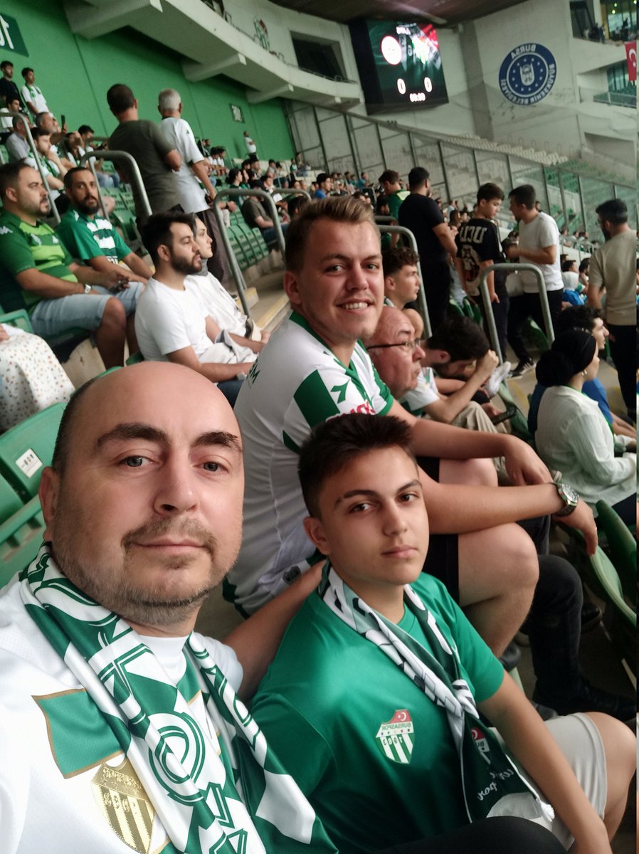 Başarılar BURSASPORUM.Babadan ogullara geçen gerçek bir sevgidir BURSASPOR aşkı.