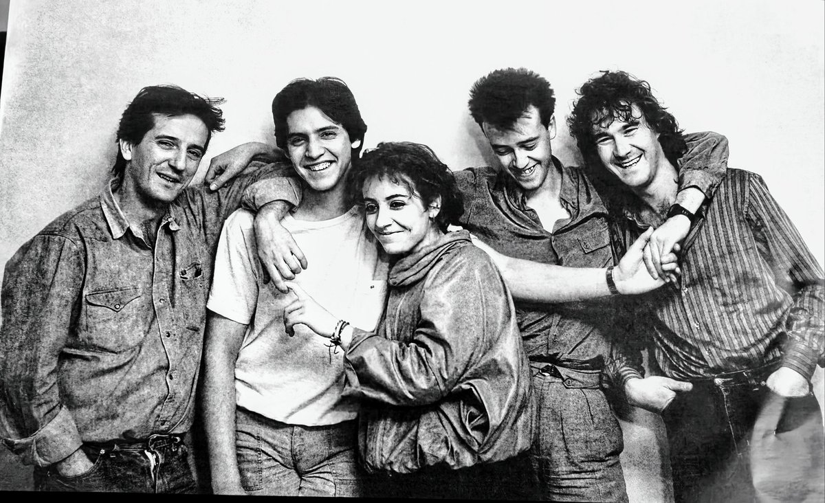 Viceversa son por riguroso orden de veteranía <a href="/Panchovarona/">Pancho Varona</a> #PacoBeneyto #JavierMartinez y #ManoloRodriguez La chica es como siempre #PilarCarbajo A los cinco mi emocionado agradecimiento por las toneladas de calorcito que me han dado en el escenario, en la vida.
#JoaquinSabina