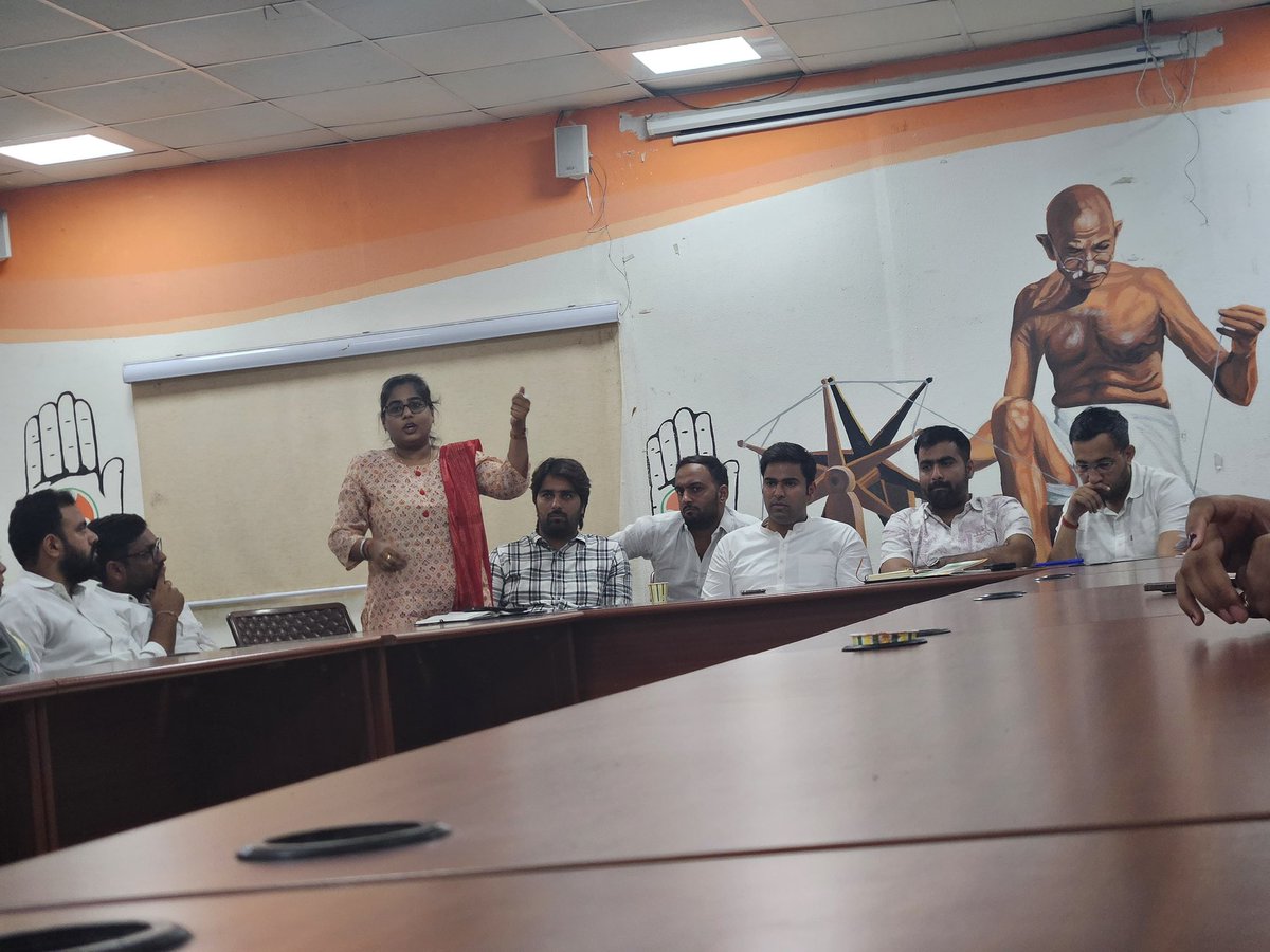 anulekhaboosa's tweet photo. Addressed the Delhi State office bearers' meeting on the upcoming DUSU elections at the @nsui office, Delhi, under the leadership of @varunchoudhary2 ji. Energizing discussions on strategy and teamwork to ensure a strong NSUI victory!! #NSUI #DUSUElections #SaveDU https://t.co/jFBW6Ancam