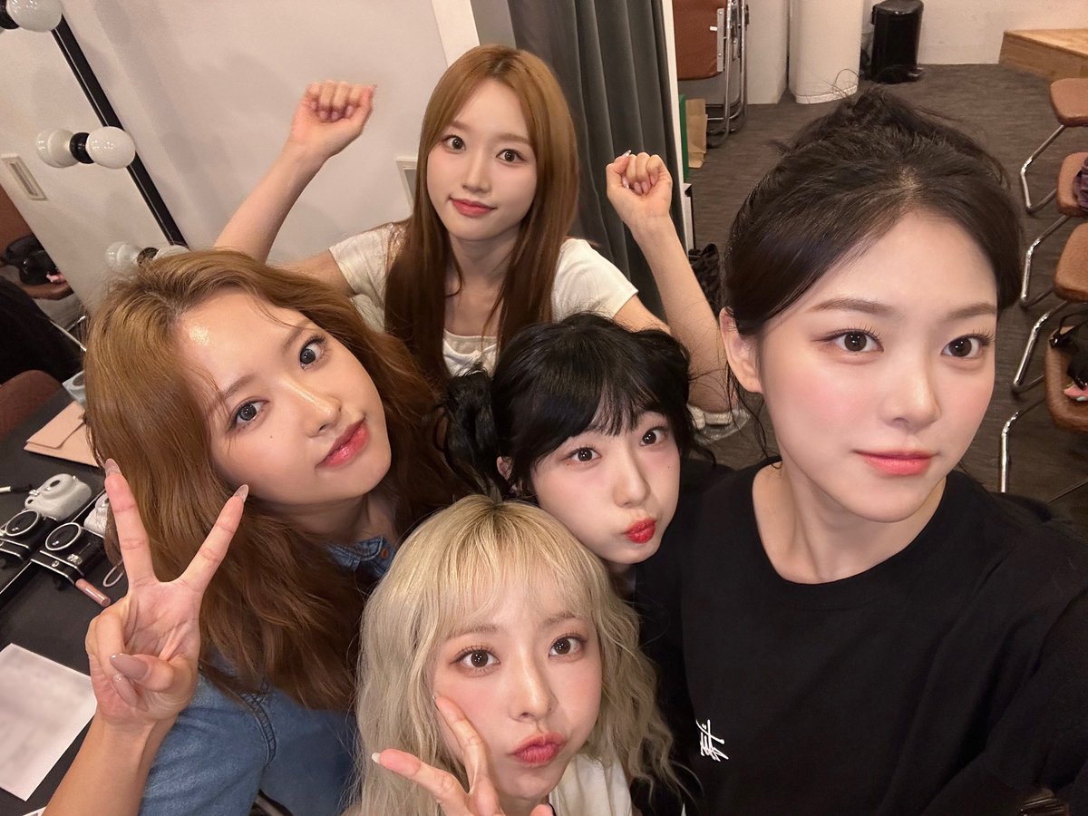 Wrapped in white, blue, and denim for the Everline fansign event, and it was a fantastic experience! A heartfelt thank you to all the incredible C.Loos who came out. We had so much fun and loved every moment spent with you! 💙