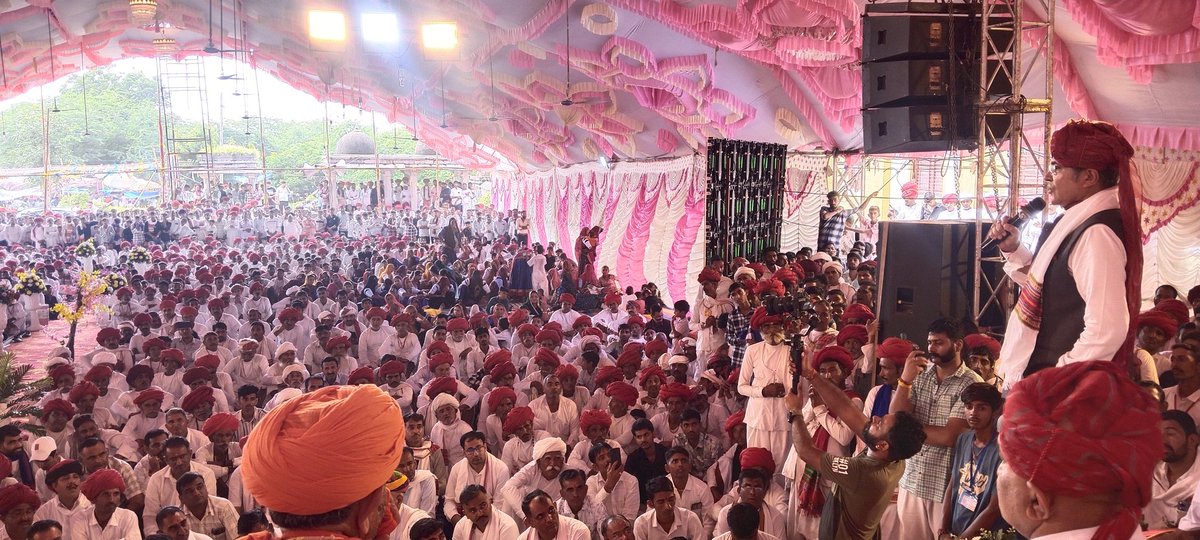BavliMangusingh's tweet photo. #सिरोही_राजपारिवार के सदस्य युवराज साहब #श्री_इन्द्रेशवरसिंह_जी_देवड़ा ने देवासी समाज द्वारा अयोजित भगवान सारणेस्वर महादेव मेले मे #देवासी_समाज को #सम्बोधित किया।
@narendramodi @rajnathsingh @KumariDiya @BhajanlalBjp @gssjodhpur @otaramjidewasi @myogiadityanath @VasundharaBJP https://t.co/AfG3CiJbRP