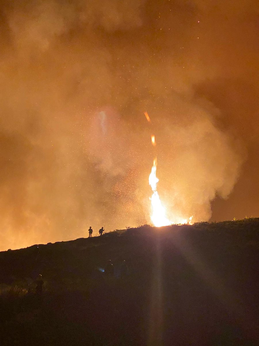 BrifLaza's tweet photo. Incendio de Trez, Laza en donde estamos actuando #Brif Laza muy complicado tal y como preveíamos.
Seguimos dando lo máximo. https://t.co/2K4vQg5owc