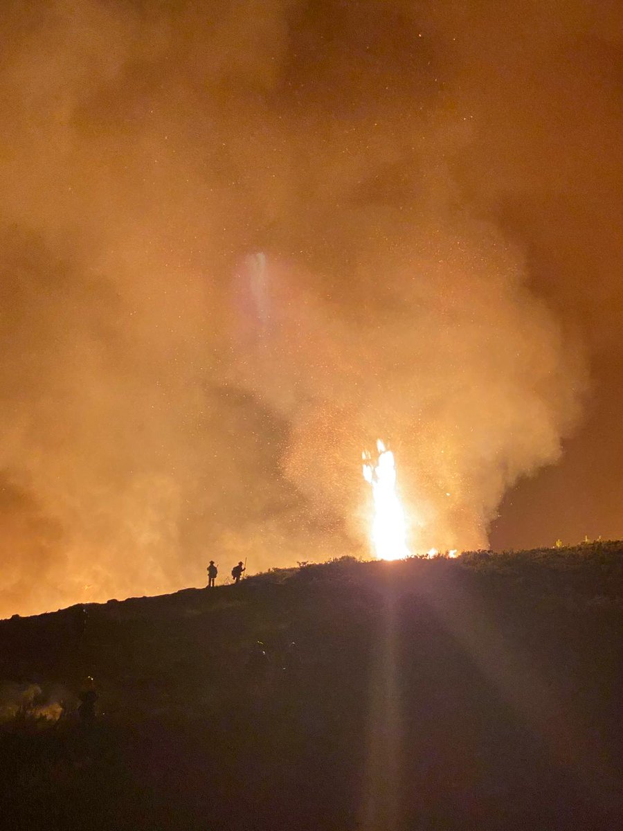 BrifLaza's tweet photo. Incendio de Trez, Laza en donde estamos actuando #Brif Laza muy complicado tal y como preveíamos.
Seguimos dando lo máximo. https://t.co/2K4vQg5owc