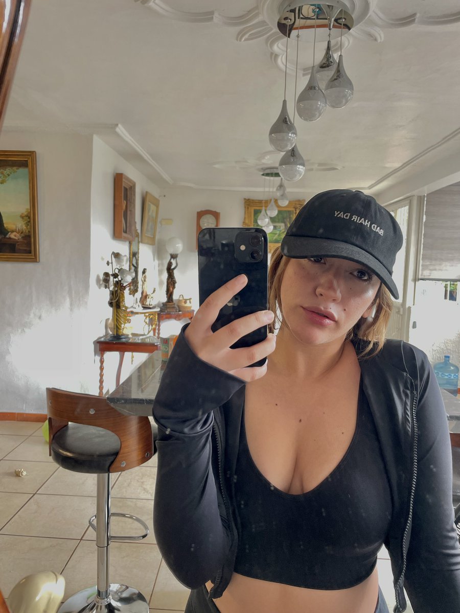 your owner yanin 💵🥂💉 tweet media
