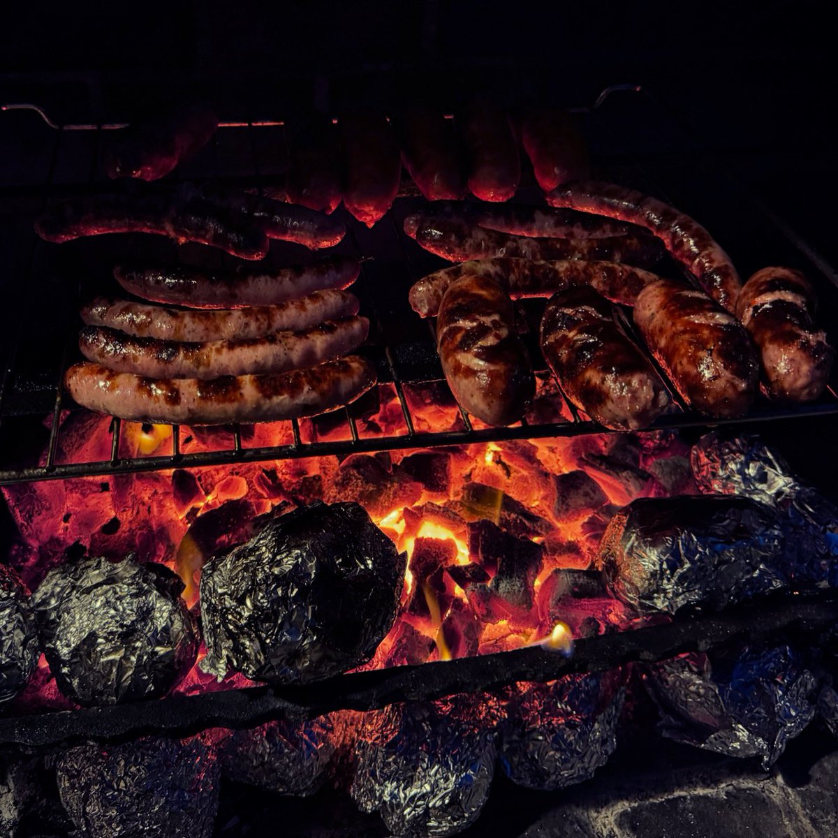 markusgrimm79's tweet photo. Und jetzt? Folienkartoffeln &amp; regionale Würste. #grillen #workation #bbq #freunde #spanien #sonntag #wurstfluencer #meatclub #flamegrilled https://t.co/74bPxGhrxR