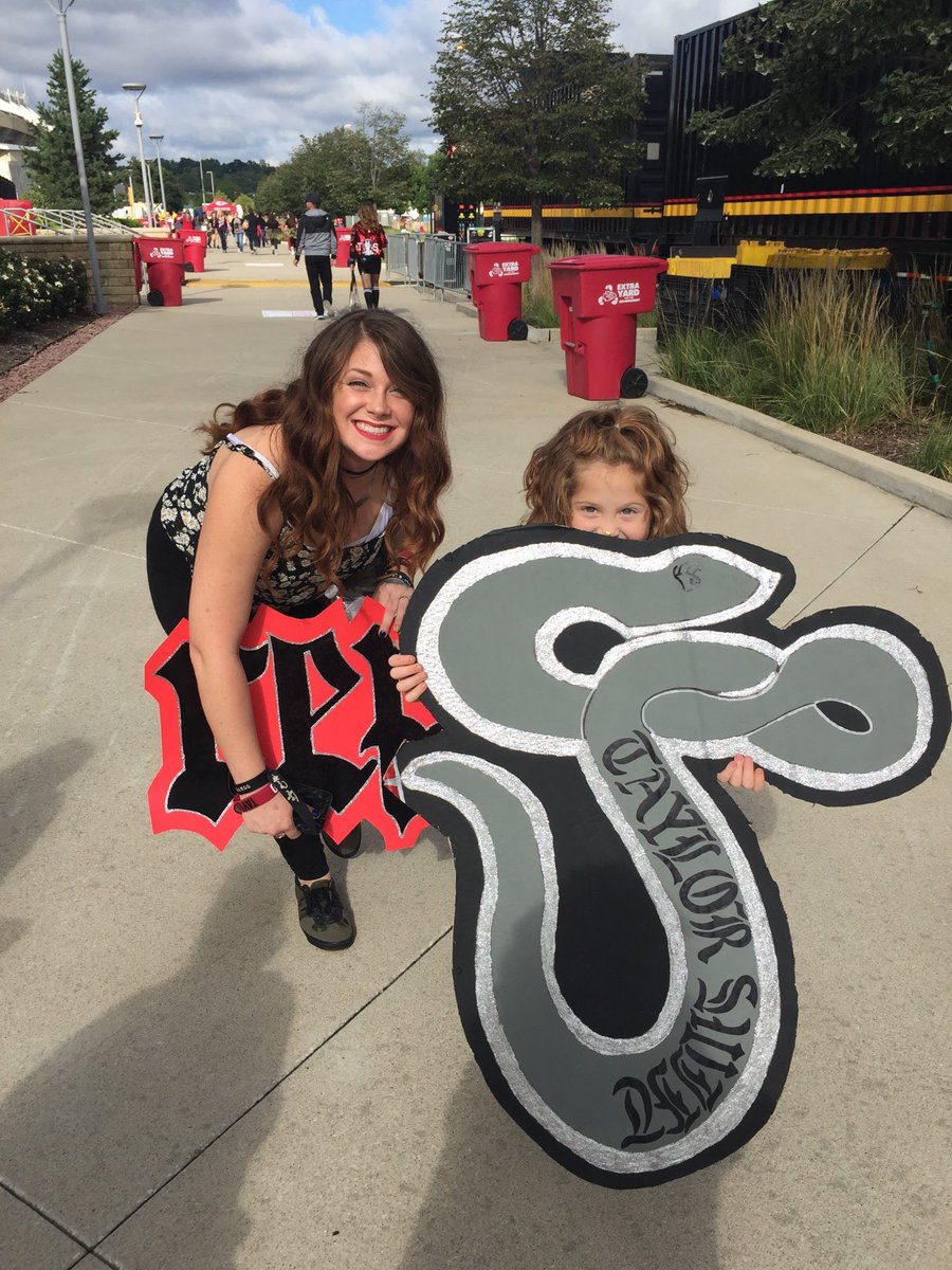 GingrSwift13's tweet photo. ⁦Kaaaaaansaaaaas Swifties!!! Did you know that @taylorswift13⁩ performed at ⁦@GEHAField on September 15, 2018 for⁩ #kcreptour? Fast forward 6 years later, she’s baaaaaack. This time, her 2nd game into her 2nd year on the ⁦@Chiefs⁩ 😍😍😍 https://t.co/HHktbuH2kd