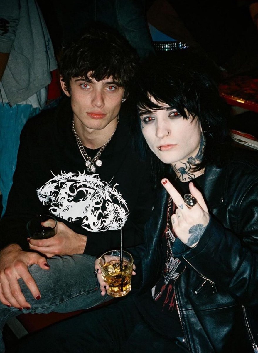 JohnnieGuilbert's tweet image. Happy birthday @Carringtonusa 🖤