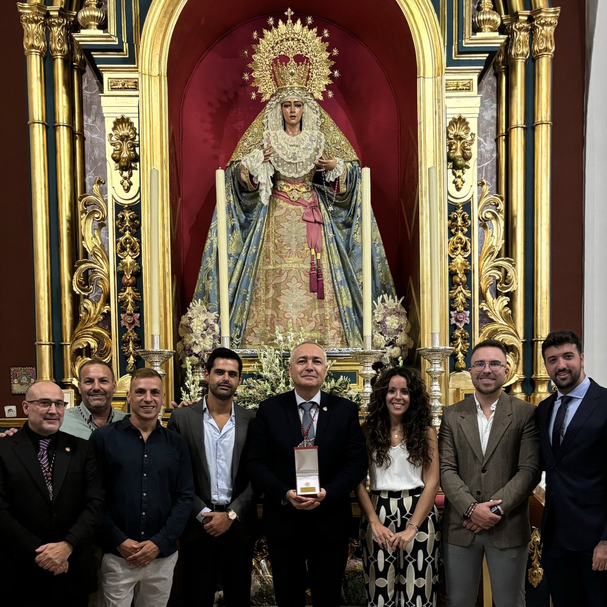 𝙀𝙎𝘾𝙐𝘿𝙊 𝘿𝙀 𝙊𝙍𝙊 ⭐️

En el día de ayer, nuestra formación otorgó su mayor distinción corporativa a ᴍᴀʀɪ́ᴀ sᴀɴᴛɪ́sɪᴍᴀ ᴅᴇ ʟᴀ sᴀʟᴜᴅ por estos 20 años de música 🫶🏻

¡Viva la Señorita de la Trinidad! 

#SuenalaPaz🕊️🎶 #XXVLaPazMalaga #CofradíasMLG