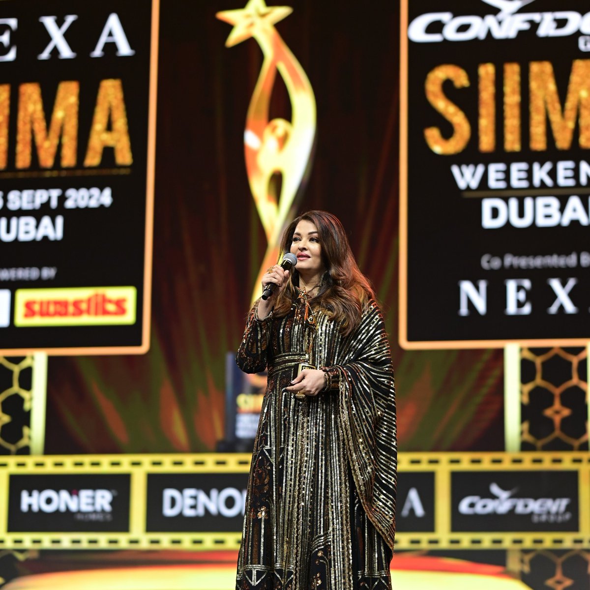 akshayraj999's tweet photo. #AishwaryaRai receiving #SIIMA award for Best Actress in leading role #PS2 https://t.co/74gSwQvCMO