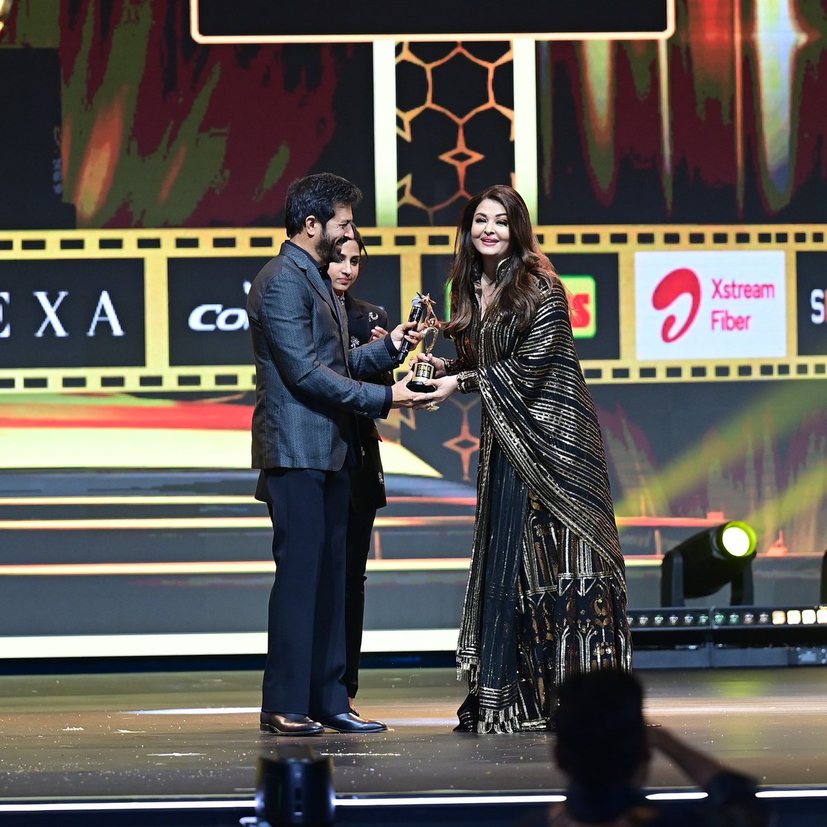 akshayraj999's tweet photo. #AishwaryaRai receiving #SIIMA award for Best Actress in leading role #PS2 https://t.co/74gSwQvCMO