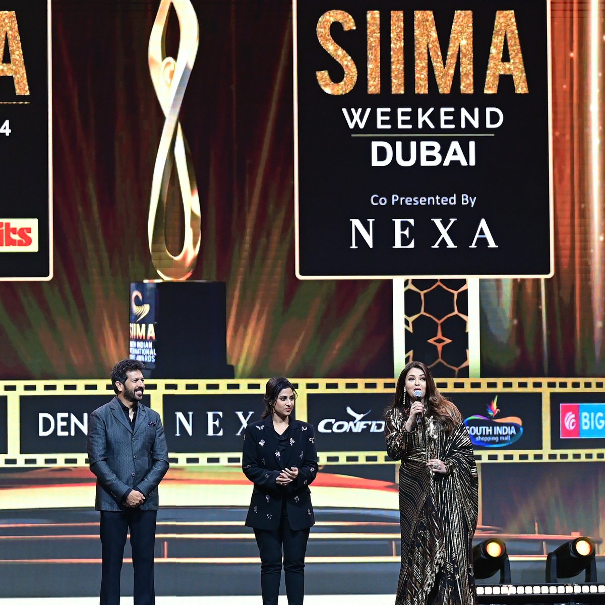 #AishwaryaRai receiving #SIIMA award for Best Actress in leading role #PS2