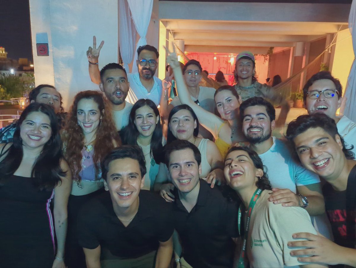 iRobZ23's tweet photo. Lo mejor del evento fue conocer a todos los builders en persona, que gran experiencia y que buen team el que se armó 🫶🏼@EspacioCripto @ethereum_mexico me sentí en la graduación #DFAB temporada 1 (génesis) 🔥🔥🔥 https://t.co/vC0P78OvB9