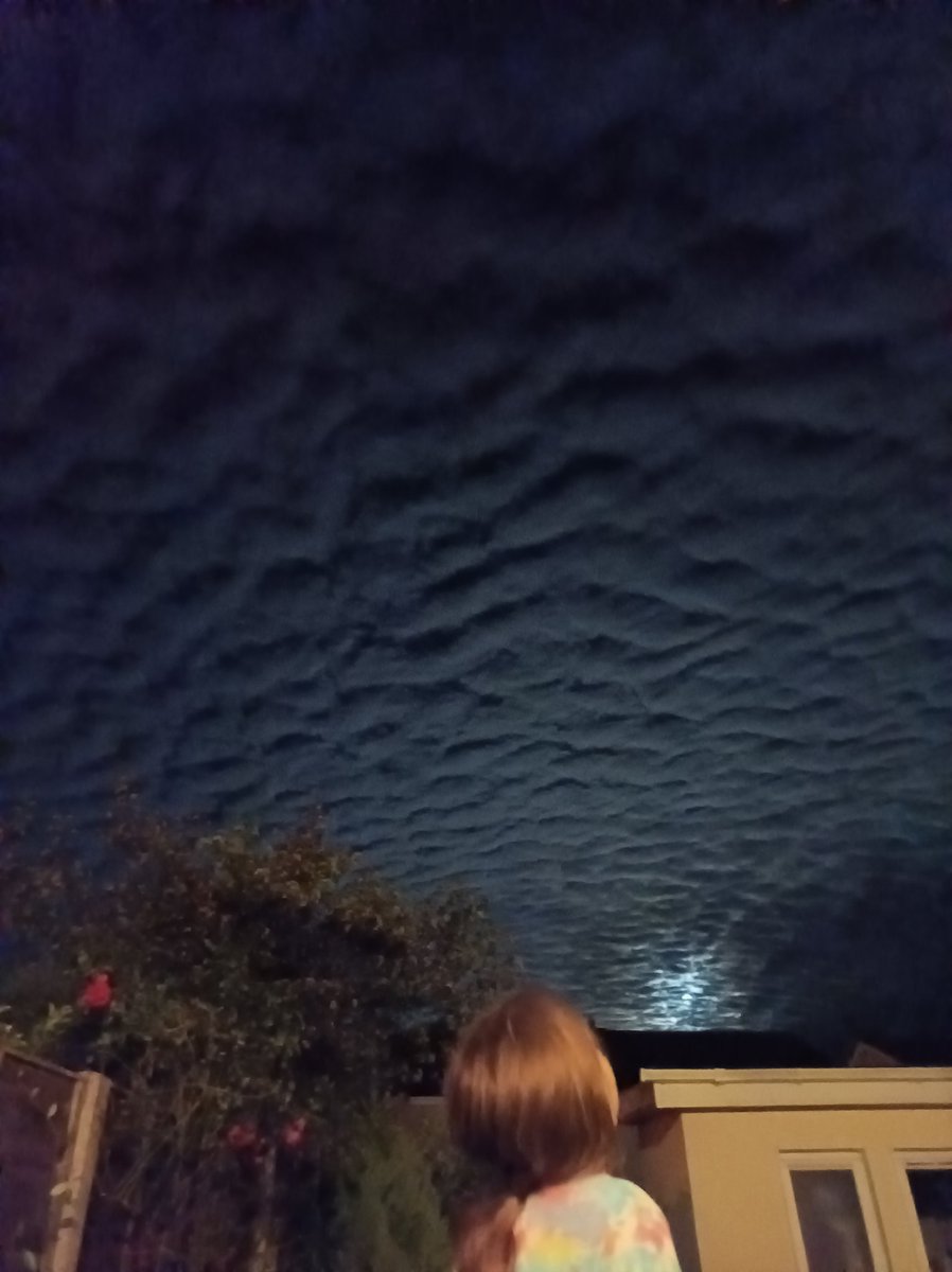 rconway20's tweet photo. @CarlowWeather Carlow night sky tonight with extraordinary cloud formation https://t.co/wXiUoO4KKm